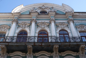 Пять красивых зданий Петербурга, мимо которых нельзя пройти: от дома с разными фасадами до копии французского дворца