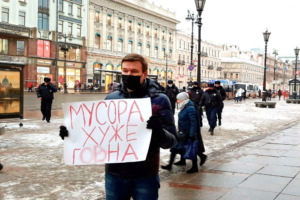 Двое полицейских в Петербурге потребовали от активиста по 100 тысяч рублей моральной компенсации из-за плаката