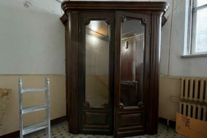 Фонд «Внимание» показал отреставрированные тамбурные двери в доме Шведерского. Для них подобрали дореволюционные ручки