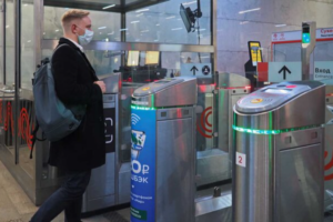 Теперь москвичи могут оплатить проезд в метро лицом. Такой способ оплаты хотят запустить и в Петербурге