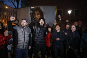 В Петербурге полиция с применением перцового газа и физической силы разогнала защитников мурала с портретом Игоря Талькова. Обновлено