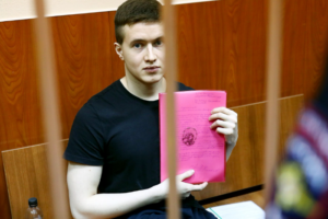 Осужденный по делу «Сети» Виктор Филинков заявил, что ему подбросили две бритвы на день рождения. Ему грозит дисциплинарное взыскание