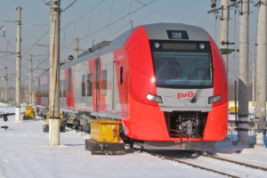 Пригородные поезда, следующие в Петербург, задерживаются. Ночью «Ласточка» из Пскова опоздала на час из-за снегопада