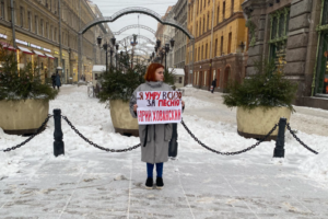 Петербурженка встала в пикет с плакатом «Я умру в СИЗО за песню». Она говорит, что ее ударил неизвестный