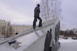 Медведев открыл в Петербурге памятник участникам Кронштадтского восстания. И призвал говорить о прошлом страны «без искажений и умолчания»