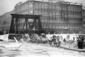 Посмотрите, как выглядели утраченные мосты Петербурга — от старинных наплавных до богато украшенных висячих