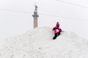 Как этой зимой убирают Петербург? Главное о технике, сугробах и применении соли