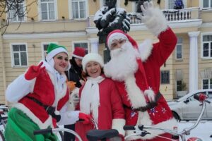 В Петербурге прошел велопарад Дедов Морозов и Снегурочек. Показываем видео 🚴