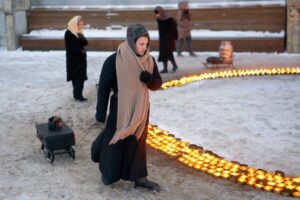 В «Севкабеле» установили 872 горящие свечи в форме разорванного кольца — в честь снятия блокады. Видео с воздуха