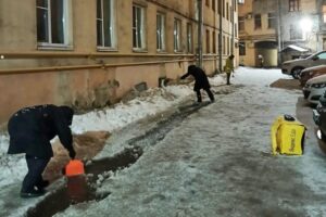 «Мы решили не дожидаться помощи». Как петербуржцы и бизнес сами убирают снег и наледь