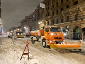 В Петербурге сосульки сбивают кувалдой на веревке. А что, так можно было? 👀