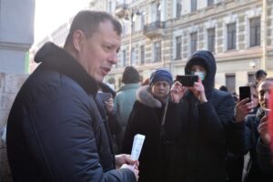 В Петербурге ищут полицейских, которые сотрудничали с Коноваловым. К участникам планируемого пробега стали приходить силовики
