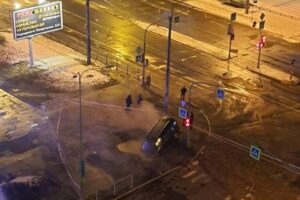 Ночью в Петербурге прорвало трубу с кипятком. Машина провалилась в яму, водитель пострадал