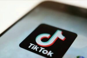 Роскомнадзор потребовал от TikTok скрыть для несовершеннолетних контент «военной направленности»