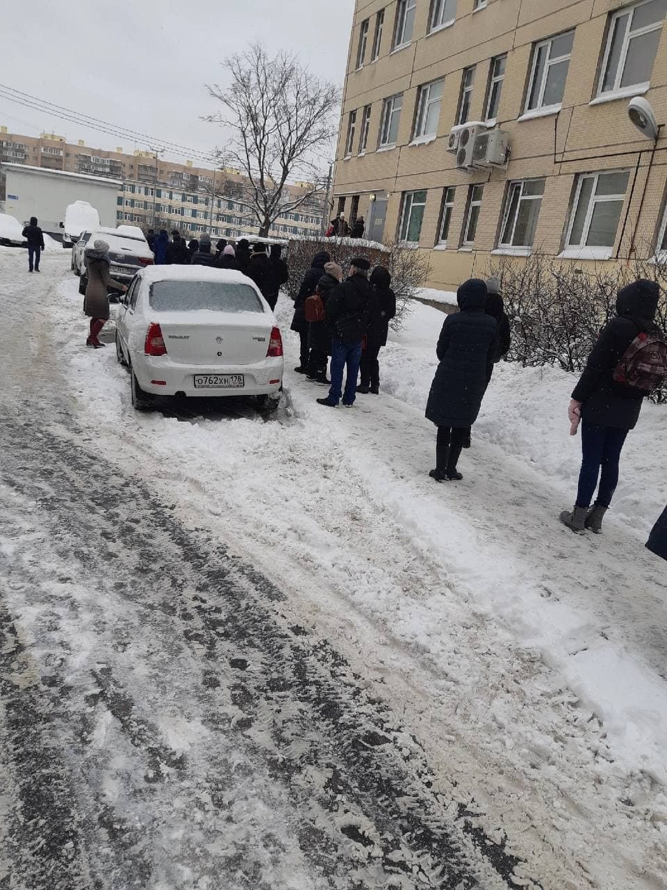 В петербургских поликлиниках вторую неделю огромные очереди. «Бумага»