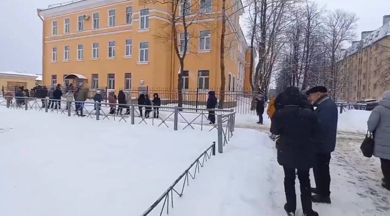 В петербургских поликлиниках вторую неделю огромные очереди. «Бумага»