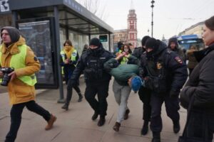 В Петербурге на антивоенной акции задержали более 20 человек, заявили правозащитники. В лидерах по России — Москва