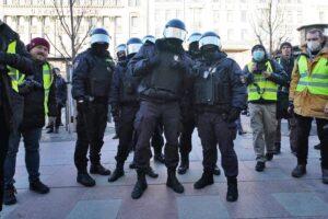 Глава петербургского МВД: жилетку «пресса» на антивоенных акциях надевают «провокаторы»