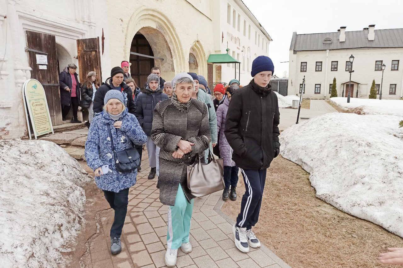 Как живут беженцы из Мариуполя в лагере под Тихвином. «Бумага»