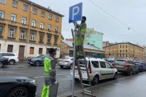 В Петербурге снова расширяют зону платной парковки. Как получить парковочное разрешение?