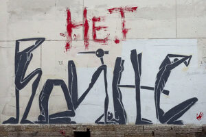 «Надписи несут надежду, что не все люди в городе конченые». Как стрит-арт стал главным инструментом антивоенных протестов