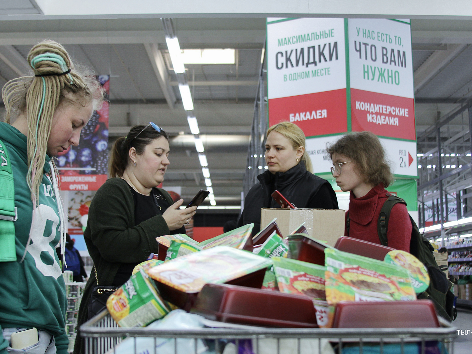 Есть люди, а есть политика». Кто и зачем возит в Донбасс гуманитарную  помощь из Петербурга. «Бумага»