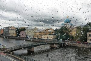 На Москву надвигаются дожди и похолодание. А что в Петербурге?