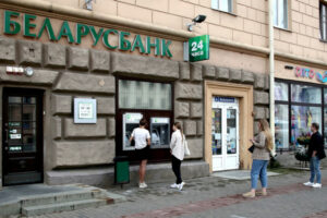 «Люди вставали в очередь за 8 часов до открытия». Как петербуржцы ездят за банковскими картами за границу — три истории