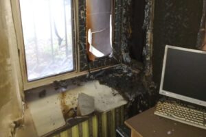 47news: в Ленобласти подожгли военкомат с помощью канистры и вентиля. И бросили «коктейли Молотова» в здание администрации