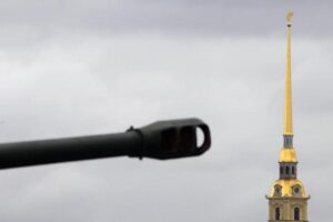 В Петербурге почти месяц действует военный «режим базовой готовности». Что это такое? И касается ли он горожан?