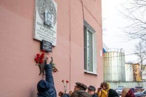 В Петербурге скульпторы перепутали письменность майя и ацтеков на мемориальной доске. Их раскритиковали ученые