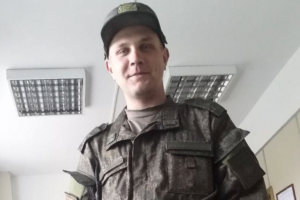Под Петербургом погиб срочник, работавший в бане для офицеров ФСБ. Военные говорят о случайности, сослуживцы — о суициде, родные подозревают убийство