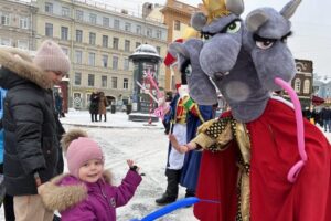 «Уютное» оформление, большой каток и лужи: как выглядит рождественская ярмарка в Петербурге в декабре 2022-го