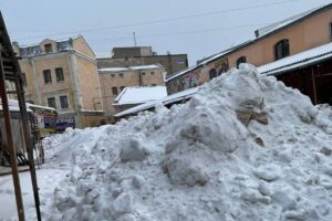 Снег вывозят на тележках, лед сбрасывают на крыши машин, а коммунальщики убирают чистые дороги. 20-й день зимы в Петербурге