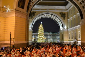 На Дворцовой площади провели забег Дедов Морозов. Как это было