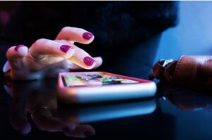 Bloomberg: Apple разрешит пользователям из ЕС скачивать приложения не только из App Store