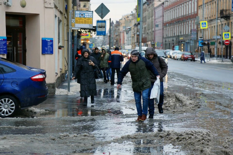 Когда потеплеет в санкт петербурге. Санкт-Петербург слякоть. Питер грязь слякоть. Москва грязь и слякоть в Москве. Питер зимой слякоть.