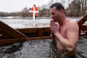 Потепление — не повод отказаться от крещенских купаний. Смотрите, как петербуржцы погружаются в ледяную воду