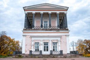 В Петергофе выставят на торги дворец Бельведер. Ранее в нем собирались открыть гольф-клуб