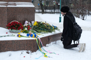 Десятки петербуржцев принесли цветы к памятнику Тарасу Шевченко — коммунальщики попытались всё убрать, но не вышло. Десять фото