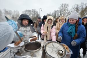 Петербуржцев кормят гречей, дети «играют в омоновцев». Пять фото с 23 Февраля