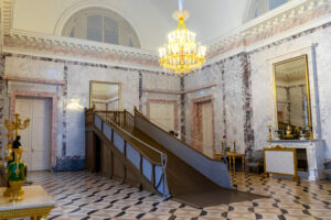 В Александровском дворце отреставрировали Зал с горкой — на ней катались дети Николая I. Вот как это выглядит