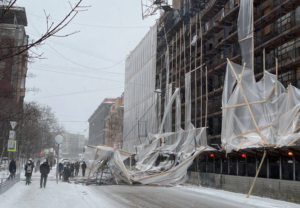 Показываем последствия штормового ветра в Петербурге. Повреждены остановки, падают строительные леса, рыбаков спасли со льдины
