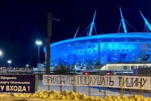 На «Газпром Арене» антирекорд посещаемости, другие стадионы опустели. Как Fan ID оставил футбол без фанатов и почему от системы не отказываются