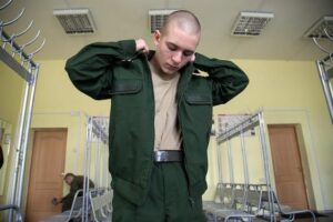Жителям Петербурга, Ленобласти и еще 32 регионов начали рассылать повестки в военкомат