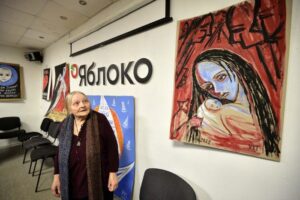 Полиция проверит изъятые из офиса «Яблока» картины Елены Осиповой на содержание «фейков» об армии
