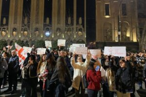 Почему студенты в Тбилиси продолжают протестовать и как власти и силовики давят на них в ответ? Разбор Paper Kartuli