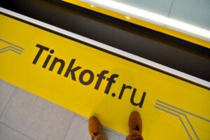 Банк «Тинькофф» приостановил валютные переводы в Грузию. А что с «Золотой короной»?