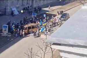 В соцсетях обсуждают людей с украинскими флагами в Автове. Это съемки сериала об аннексии Крыма