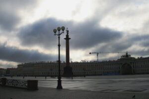В Петербурге холод и дожди. Когда потеплеет и можно будет купаться?
